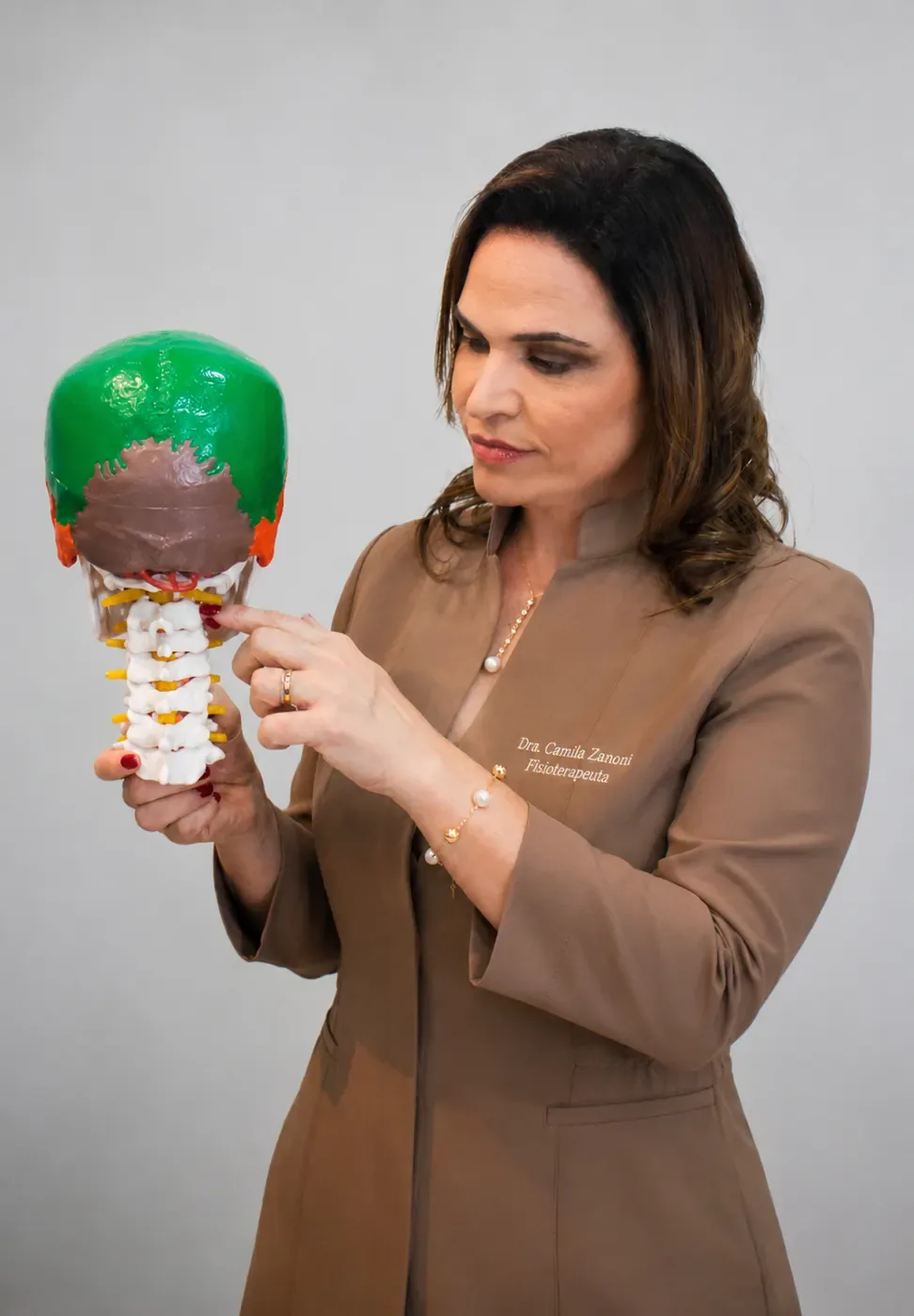 Camila Zanoni explicando a anatomia craniocervical